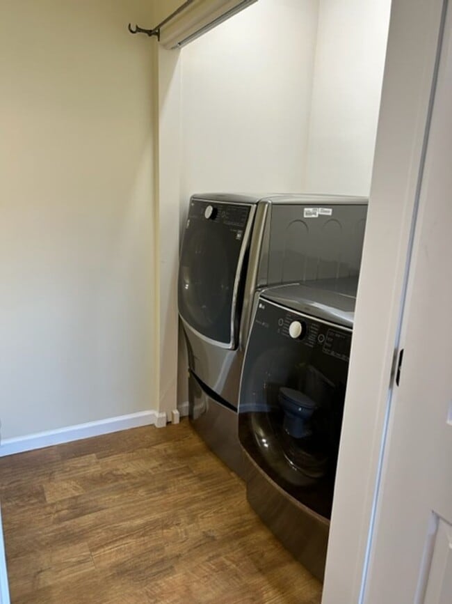 Building Photo - Like new 3 bedroom 2 1/2 bath townhouse
