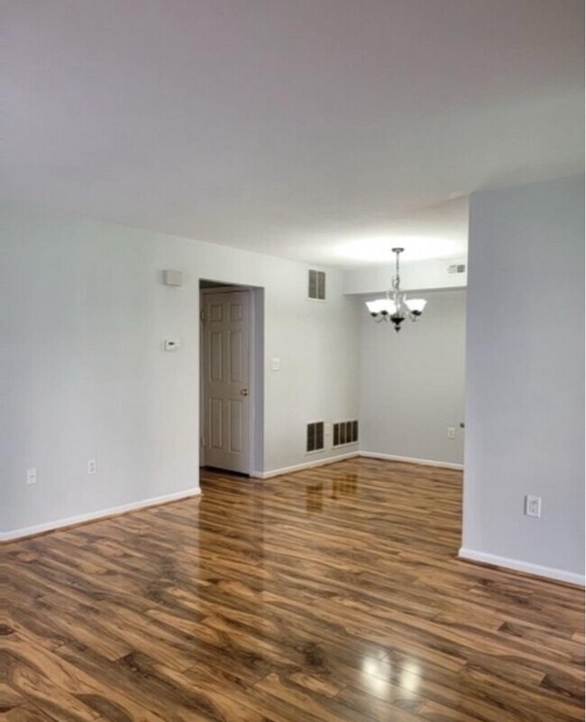 Foto del edificio - 1302 Commons at Kingswood Dr