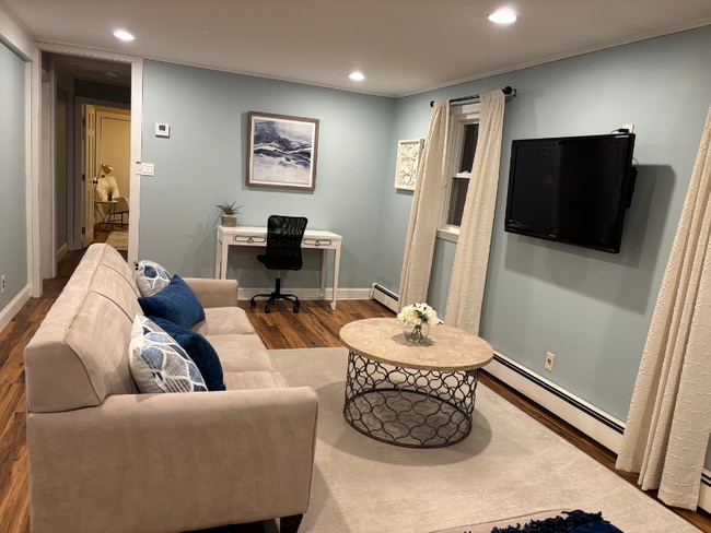 Foto del edificio - 10 Roosevelt Rd