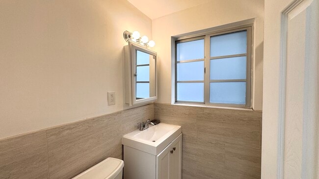 Building Photo - Studio 916 W 42st