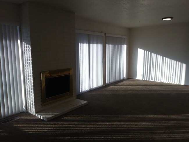 Building Photo - Large 3 bed 3 bath Condo in Provo