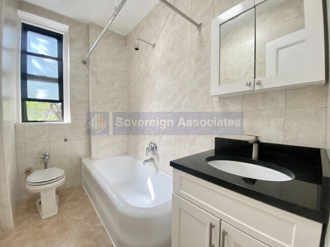 Building Photo - 850 W 176th St