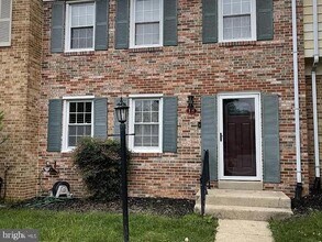 Building Photo - 18 Chantilly Ct