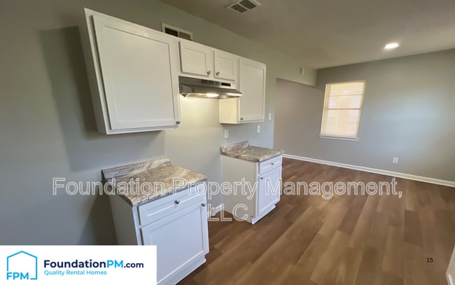 Building Photo - 1614 Buxton Rd