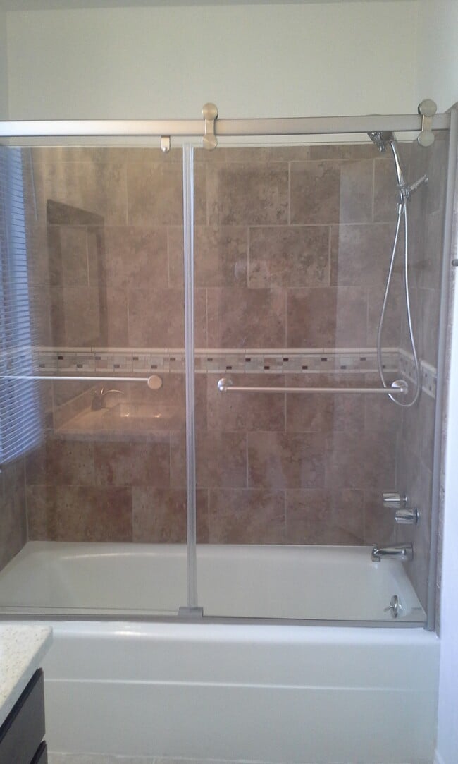 Building Photo - 400 N Sunrise Way