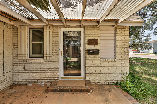 Foto del edificio - Large 2 story Home