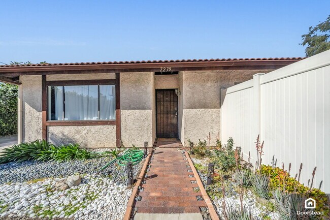 Foto del edificio - 7239 Balboa Blvd