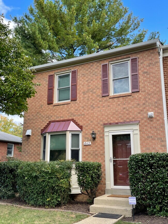 Foto del edificio - 845 N Greenbrier St