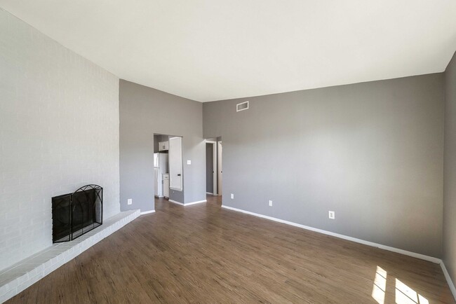 Building Photo - 4900 E Stassney Ln
