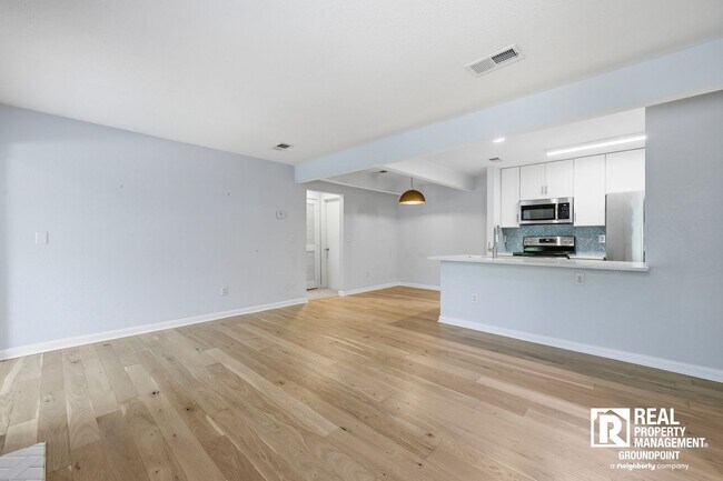 Foto del edificio - East Bridge Town Lofts Living | Prime Location Near Downtown Charleston