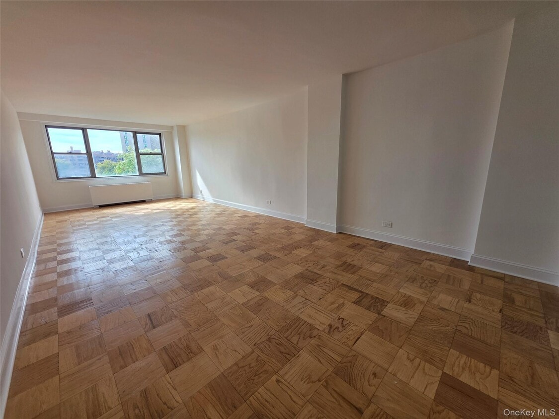 Foto principal - 61-20 Grand Central Pkwy