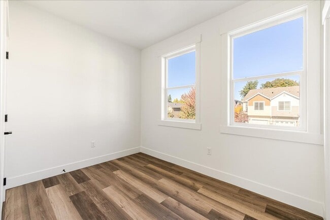 Building Photo - Stunning New Townhome in Gresham - 1 Months Free!