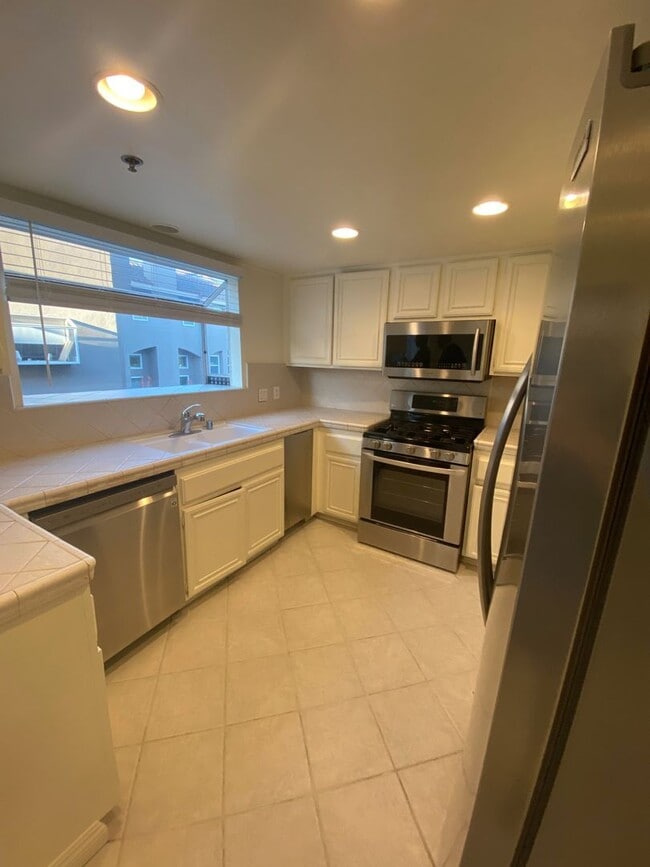 Foto del edificio - Awesome Townhouse in El Segundo w/Laundry in Unit, Garage and Pool