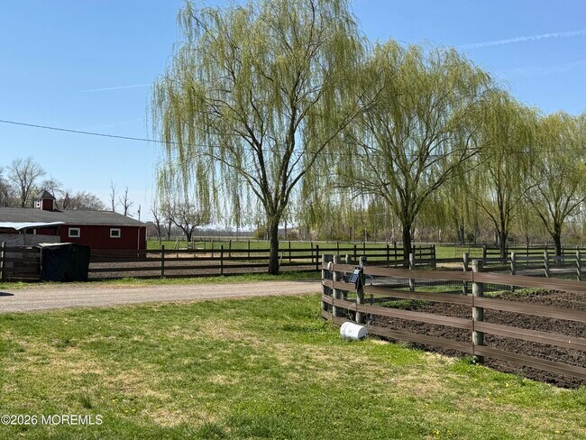 Foto del edificio - 2360 Monmouth Rd