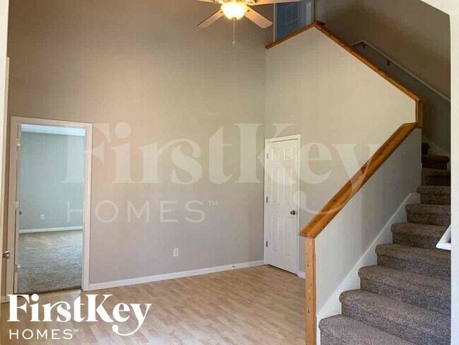 Building Photo - 615 Oak Dr