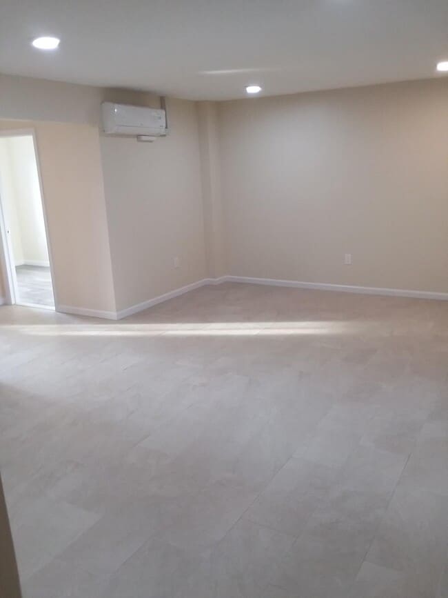 Building Photo - 2465 Lemoine Ave