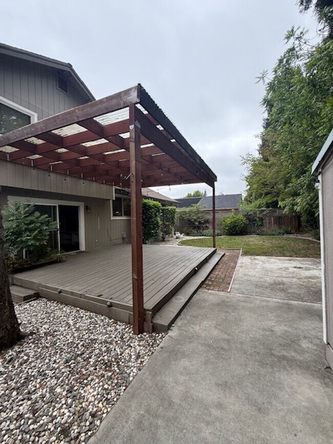 Foto del edificio - Private Redwood Setting | 4BR Home with Family Room, Bar & Garage Workspace - Available Now