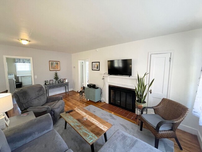 Building Photo - 2 Bedroom 1 Bath Brick Home
