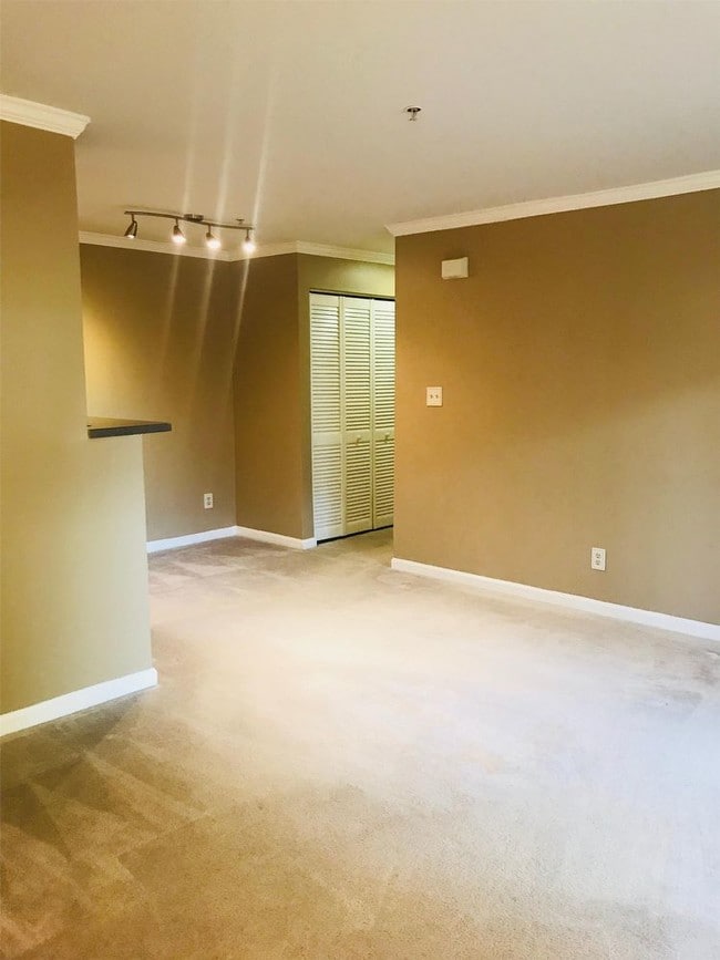 Building Photo - 33 Fern Oak Circle Apt 100