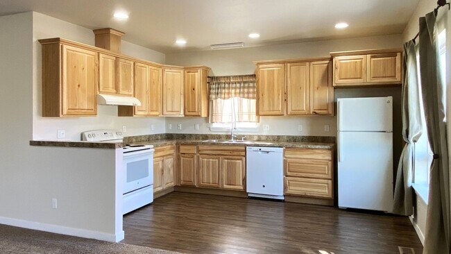 Building Photo - 215-217 D St