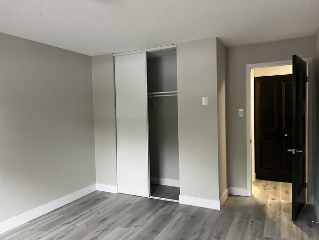 Photo du bâtiment - 240 Water St W