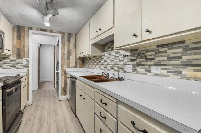 Foto del edificio - 6881 W State St