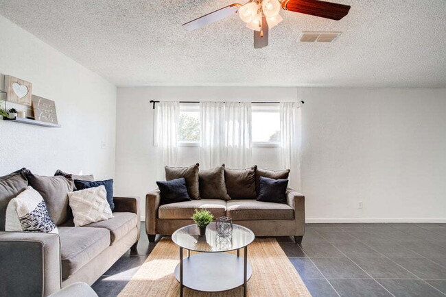 Building Photo - Beautifully Updated Home with Modern Ameni...