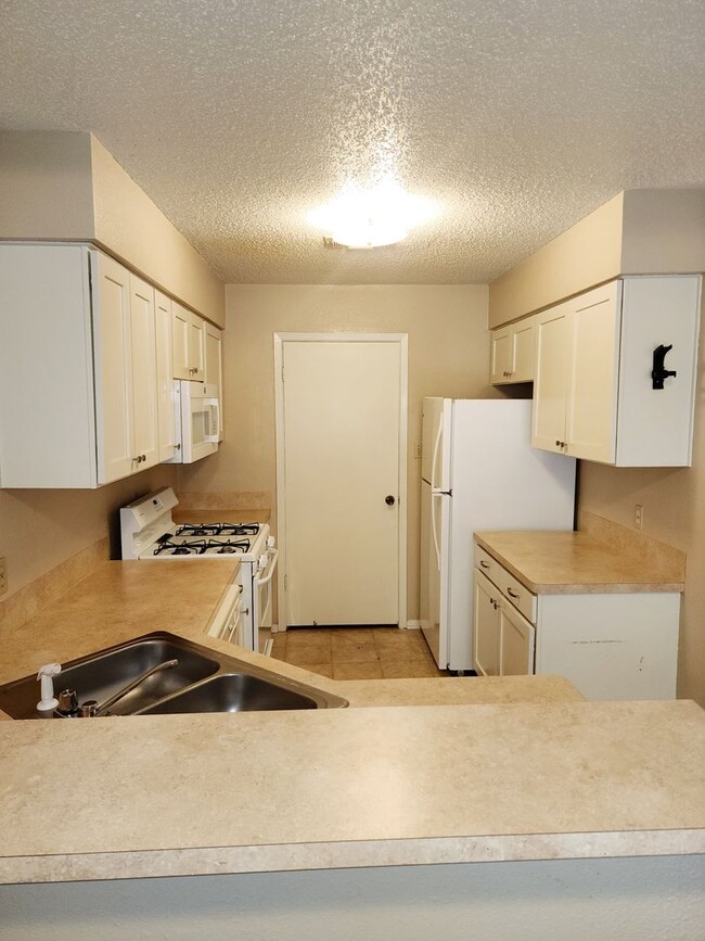 Building Photo - **RENT SPECIAL** - Affordable duplex in co...