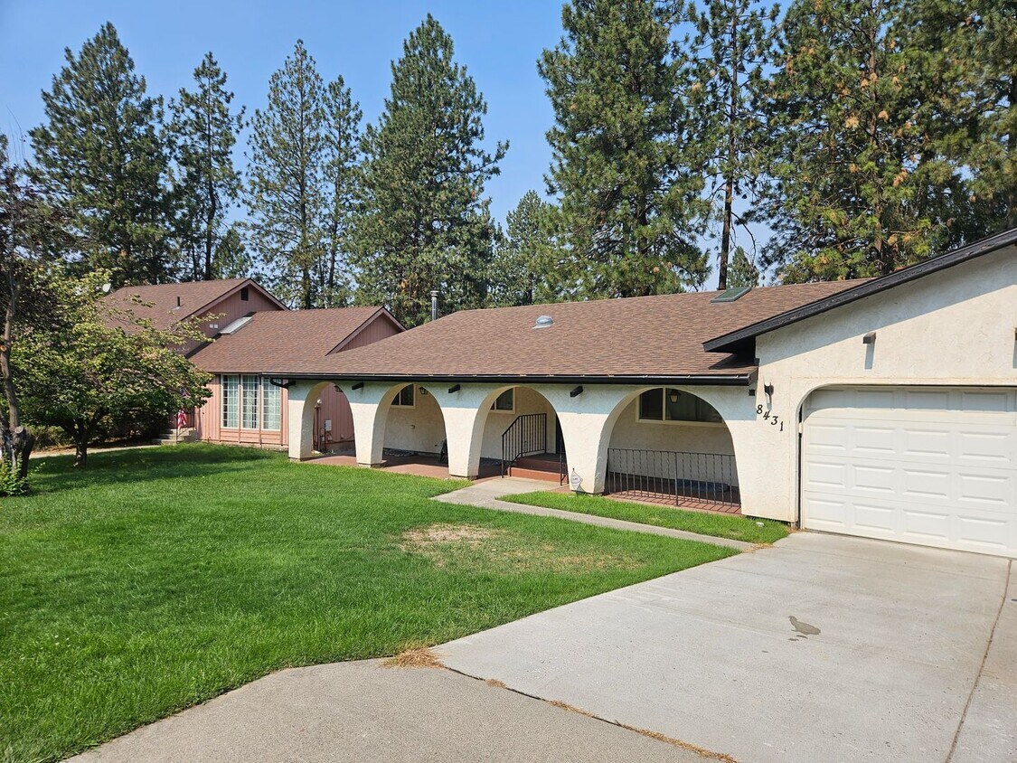 Foto principal - $3,200 -4 Bed / 3 Bath- Home with Fully Fe...