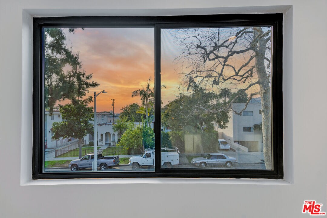 Primary Photo - 950 Havenhurst Dr