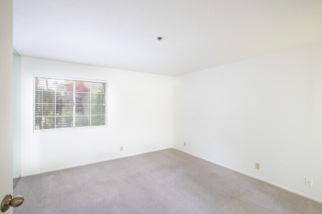 Building Photo - 2700 Lawrence Crossley Rd