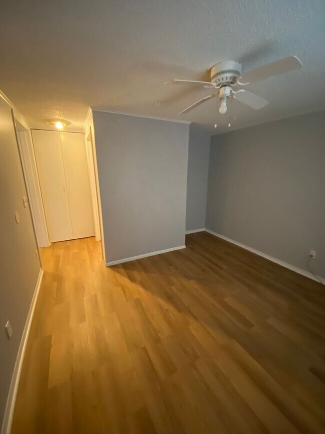 Foto del edificio - Charming 1 Bed, 1 Bath Condo Near University