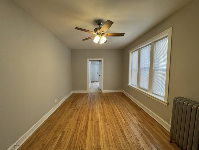Living Room - 1507 W Schreiber Ave