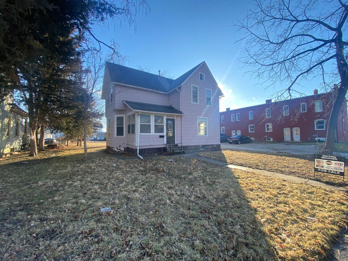 1443 W 15th St, Davenport, IA 52804 House Rental in Davenport, IA