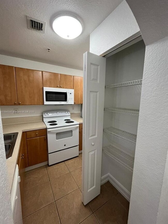 Foto del edificio - 7995 NW 8th St
