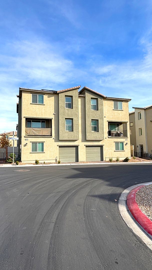 Foto del edificio - Wonderful 3 Bedroom townhouse with a 1 car garage - 3 levels located in North Las Vegas