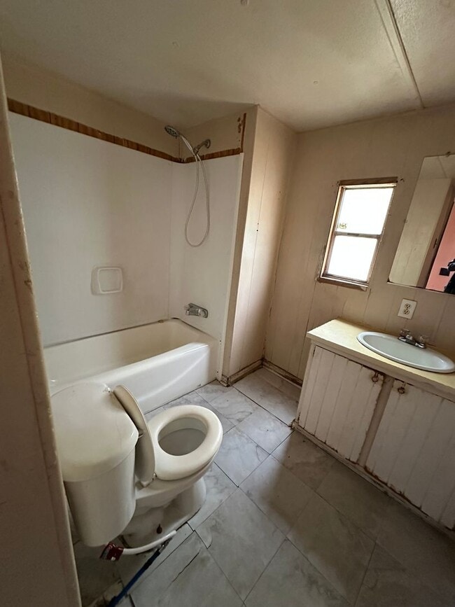 Building Photo - Rent this 2 Bedroom, 1 Bath home in Aiken!