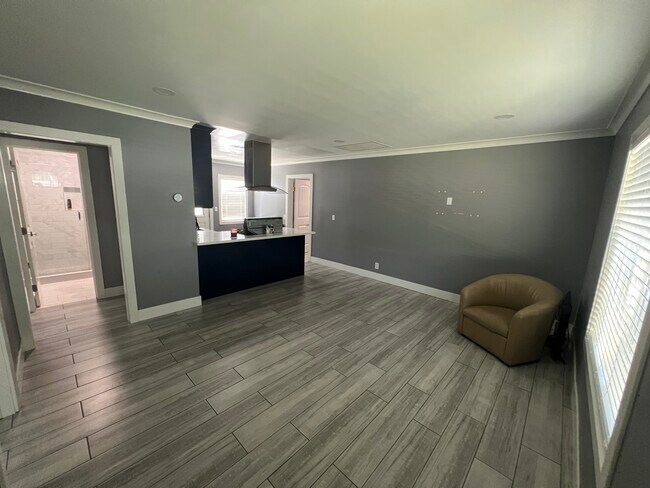 Foto del edificio - 5908 Camerino St