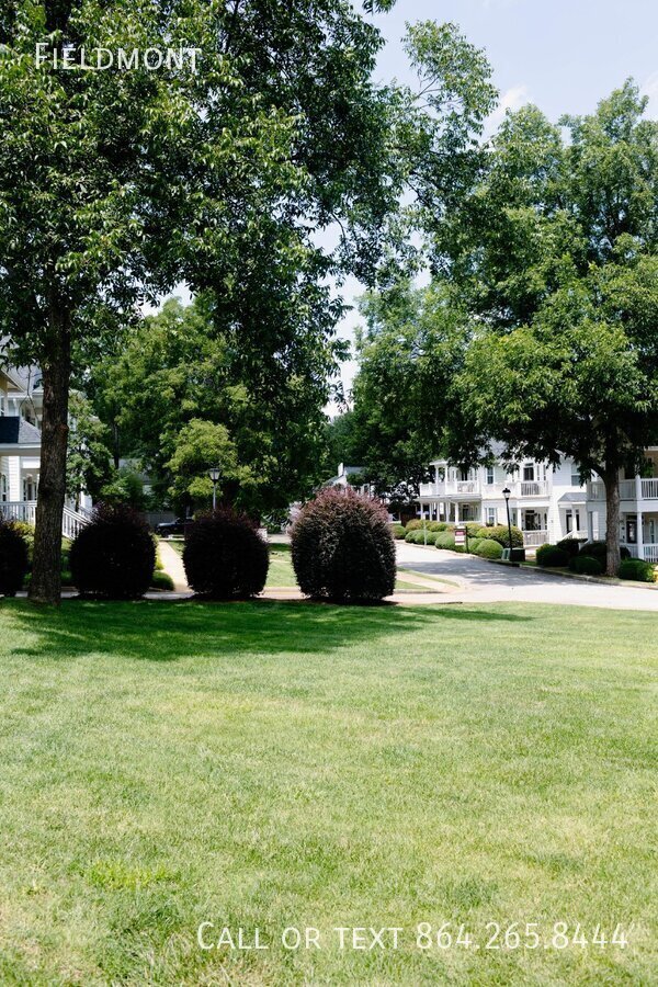 Foto del edificio - Bottom Floor Condo 5 minutes from Downtown!