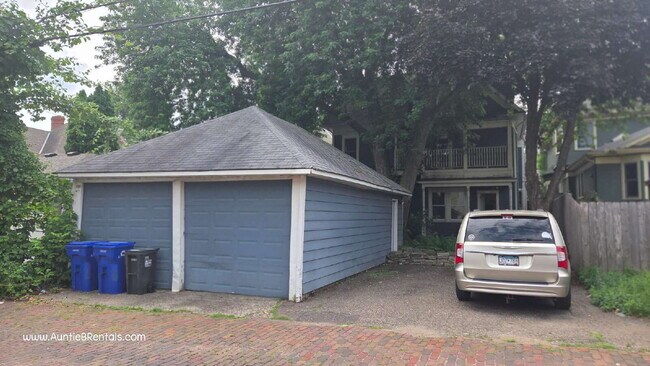 Foto del edificio - 3 bed - 1 bath One block from Grand Ave in...