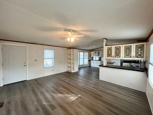 Building Photo - **PENDING APPLICATION** **MOVE IN SPECIAL*...