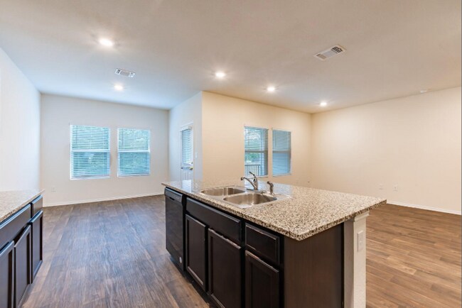 Foto del edificio - 14500 Fitzgibbon Dr