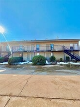 Building Photo - 1901 E Lindsey St