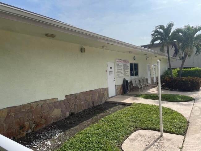 Foto del edificio - 400 Village Green Cir W