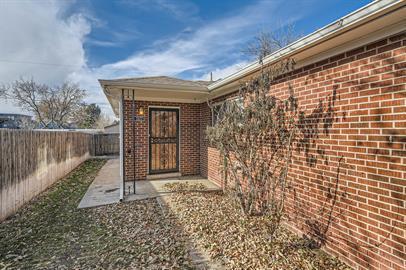 Foto del edificio - Historic charmer with mature trees and fenced yard
