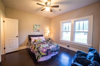 Building Photo - 420 N Live Oak St
