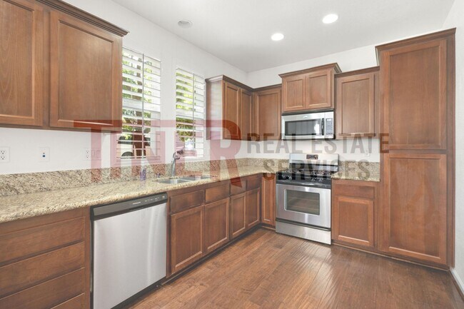 Building Photo - Amazing Folsom 3 Bedroom Home