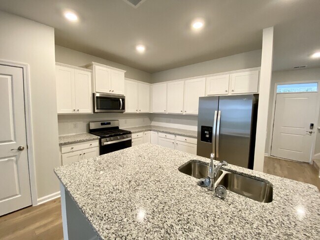 Foto del edificio - Three Bedroom Townhome w/ Garage in Mill C...