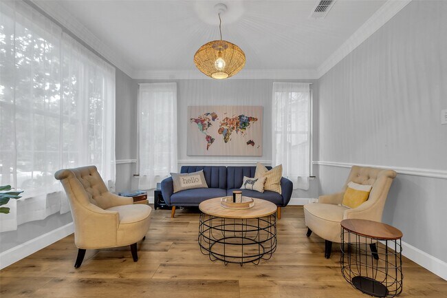 Foto del edificio - 211 Maple Path Pl