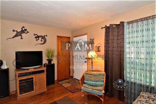 Foto del edificio - 6745 Hillside Ln